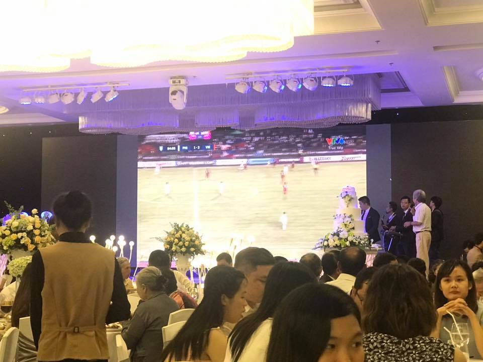 Cô dâu chú rể bật bóng đá ngay trong đám cưới, cùng quan khách nhiệt tình cổ vũ cho đội tuyển Việt Nam trận bán kết lượt đi