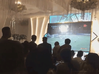 Cô dâu chú rể bật bóng đá ngay trong đám cưới, cùng quan khách nhiệt tình cổ vũ cho đội tuyển Việt Nam trận bán kết lượt đi