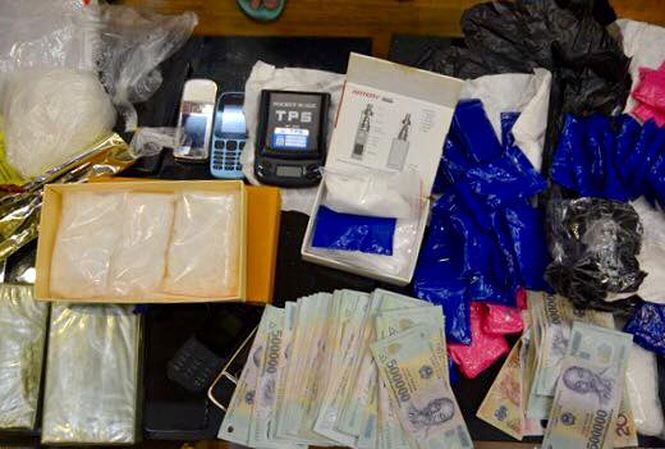 Người đàn bà thủ súng trong nhà khi tham gia buôn bán ma túy khủng