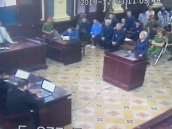 Gần 1 giờ, Vũ nhôm ngồi viết dưới sự giám sát của cảnh sát