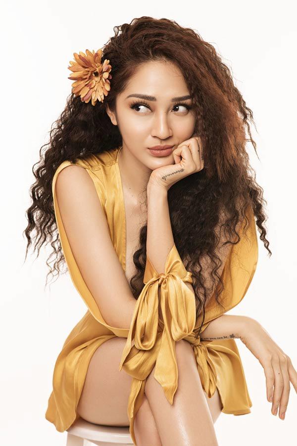 Già như bà thím là vậy, nhưng hết Bảo Anh, Bích Phương, đến Hà Hồ cũng lăng xê mốt này!