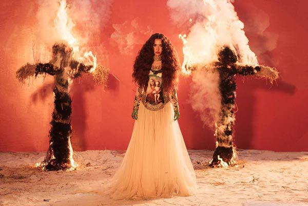 Già như bà thím là vậy, nhưng hết Bảo Anh, Bích Phương, đến Hà Hồ cũng lăng xê mốt này!