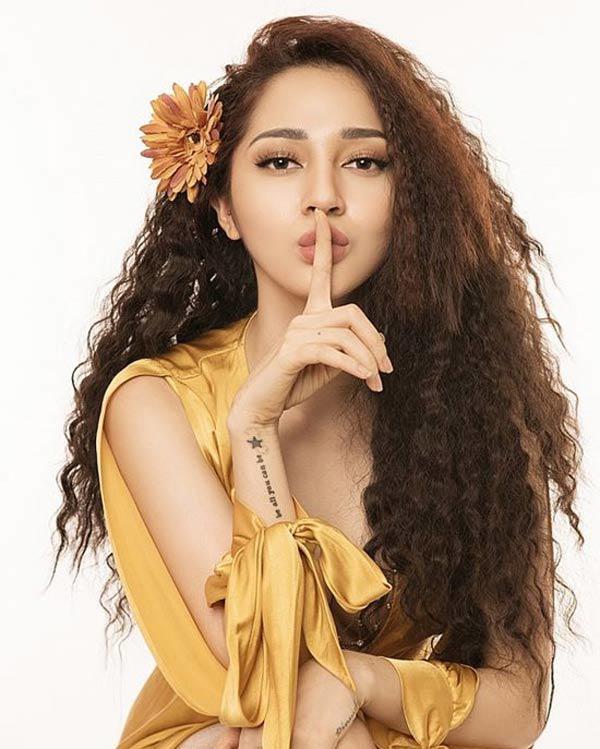 Già như bà thím là vậy, nhưng hết Bảo Anh, Bích Phương, đến Hà Hồ cũng lăng xê mốt này!