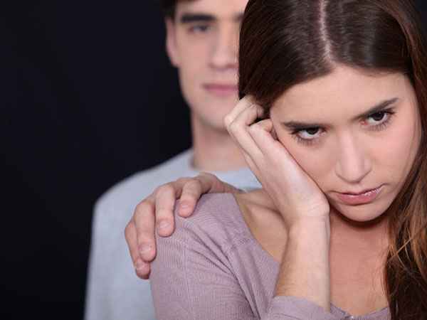 Phát hiện trong cặp của con có tờ 50 nghìn đồng, tôi lặng người đi khi con khai thật về người hàng xóm