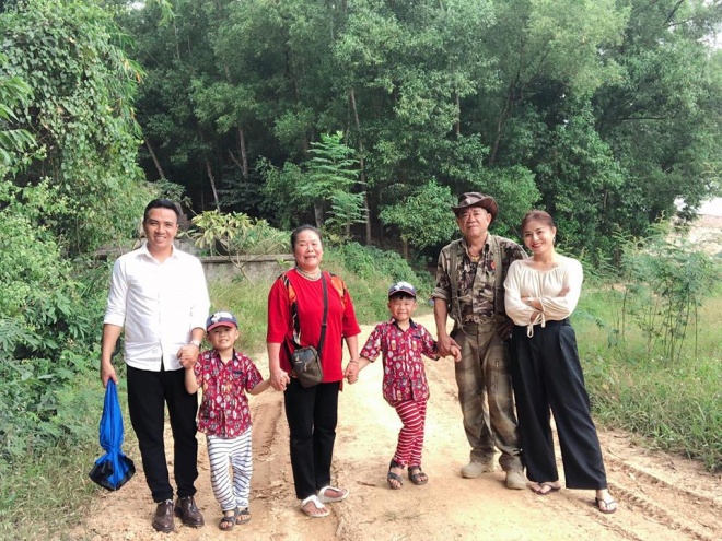 Vợ chồng Hoàng Linh hạnh phúc trong chuyến về quê sau ồn ào chia tay