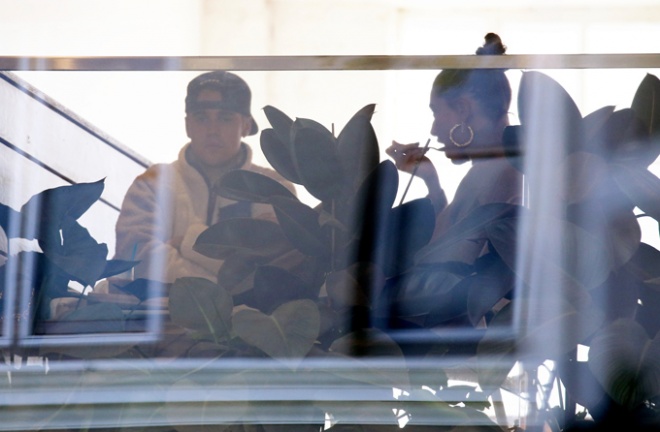 Justin Bieber và vợ sắp cưới bỗng tranh cãi căng thẳng trong quán cafe vì Selena Gomez