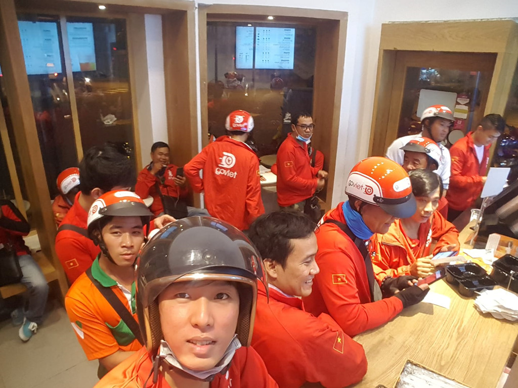 Ai được lợi trong cuộc chiến giao đồ ăn của Grab và Go-Viet?