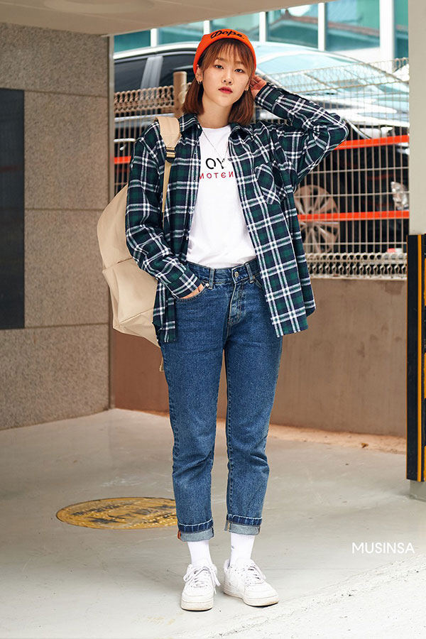 Street style không áo dạ, áo phao của giới trẻ Hàn tuần qua chính là gợi ý mix đồ tuyệt vời cho mùa đông không lạnh ở Hà Nội lúc này