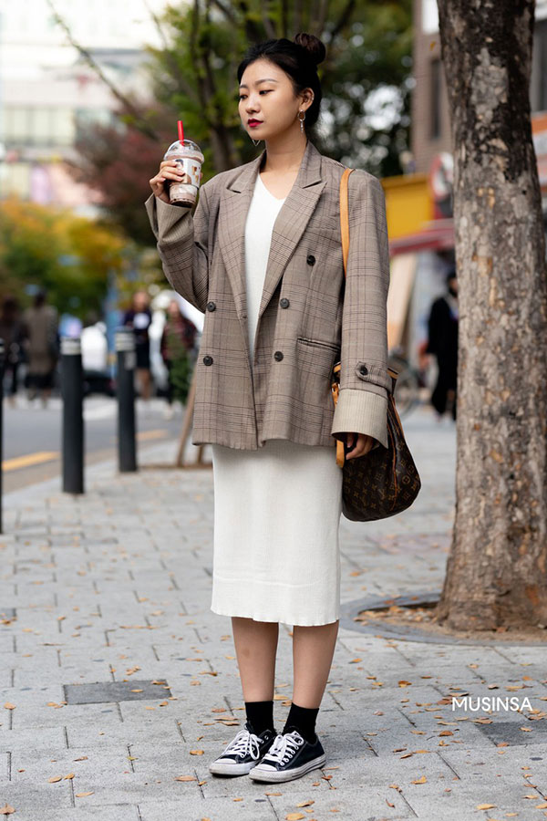 Street style không áo dạ, áo phao của giới trẻ Hàn tuần qua chính là gợi ý mix đồ tuyệt vời cho mùa đông không lạnh ở Hà Nội lúc này