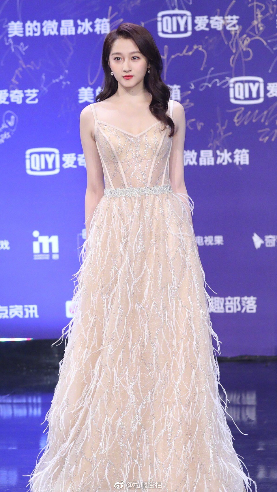 Ngô Cẩn Ngôn như giá treo quần áo còn Quan Hiểu Đồng đẹp tựa tiên nữ khi đụng váy