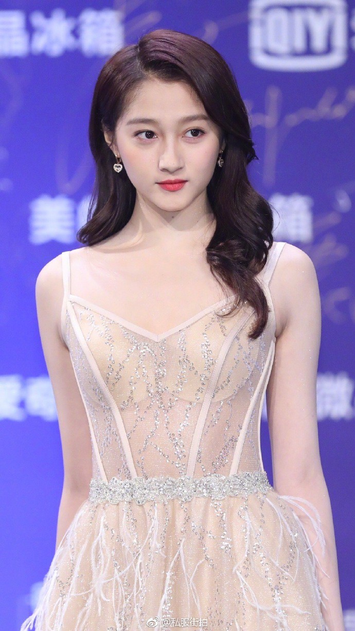 Ngô Cẩn Ngôn như giá treo quần áo còn Quan Hiểu Đồng đẹp tựa tiên nữ khi đụng váy