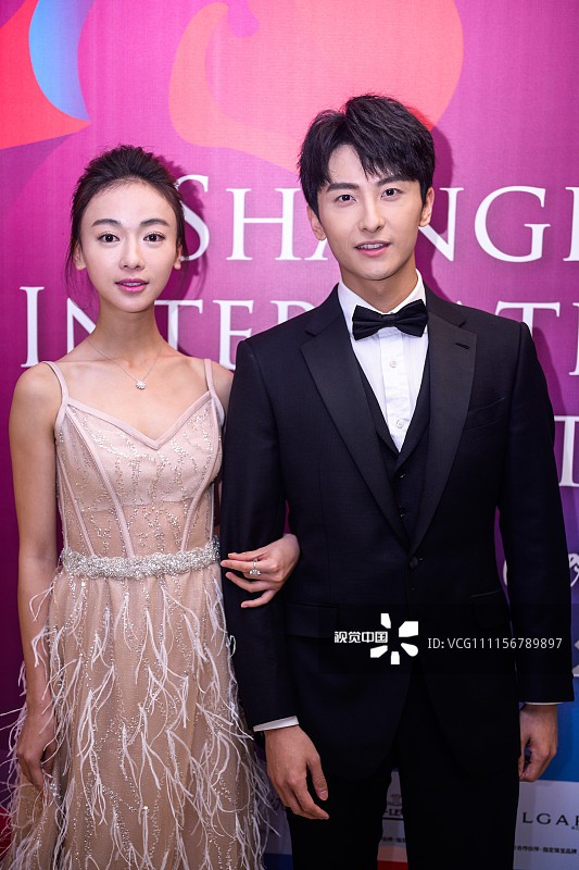 Ngô Cẩn Ngôn như giá treo quần áo còn Quan Hiểu Đồng đẹp tựa tiên nữ khi đụng váy