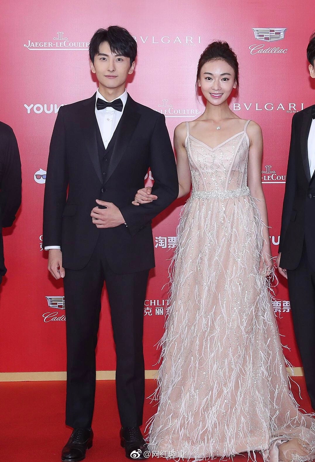 Ngô Cẩn Ngôn như giá treo quần áo còn Quan Hiểu Đồng đẹp tựa tiên nữ khi đụng váy