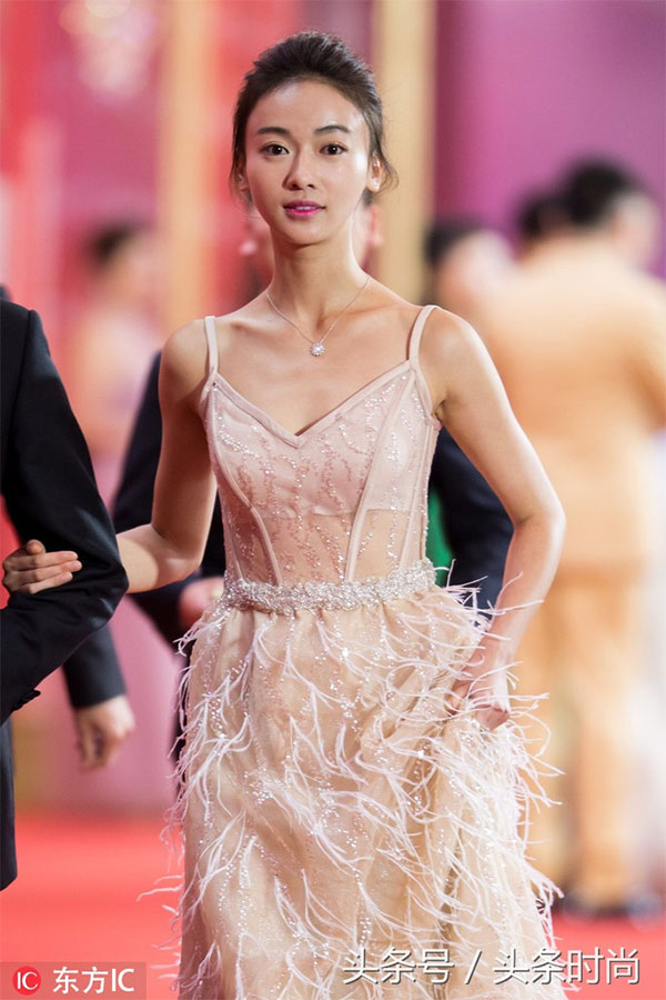 Ngô Cẩn Ngôn như giá treo quần áo còn Quan Hiểu Đồng đẹp tựa tiên nữ khi đụng váy