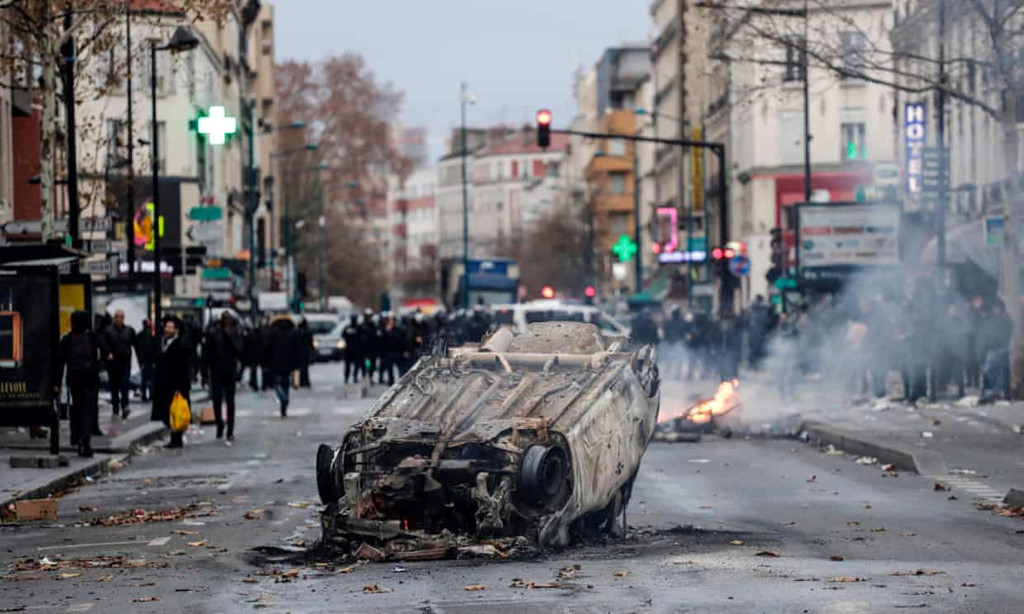 Biểu tình lan rộng tại Pháp, học sinh phong tỏa trường học