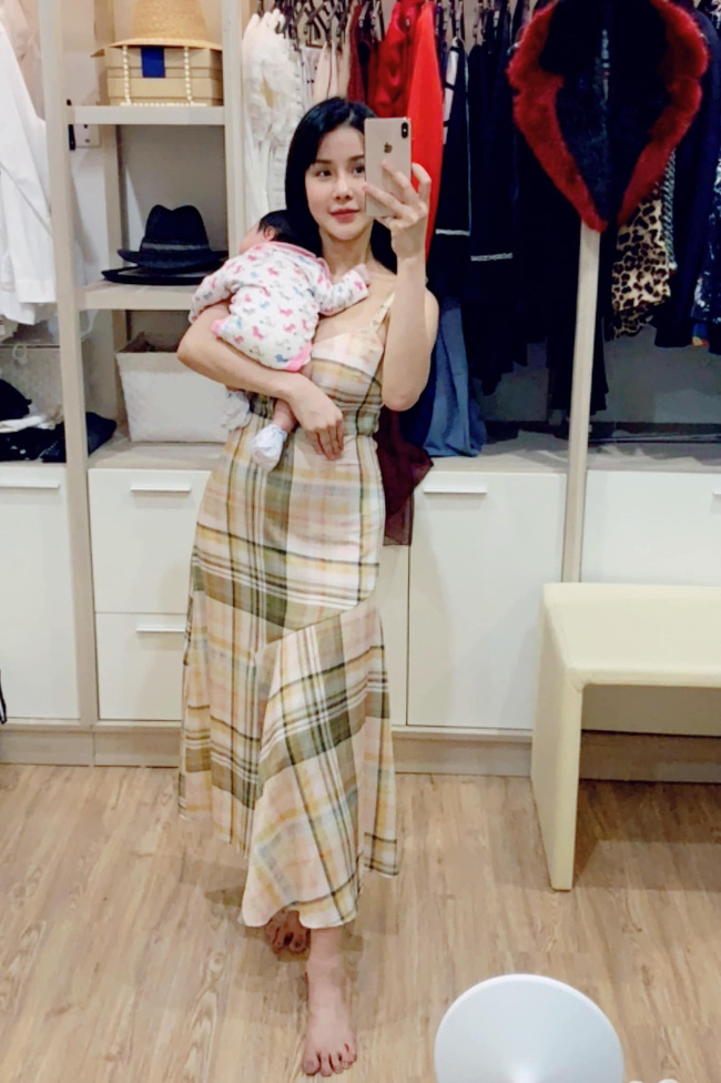 Diệp Lâm Anh khoe khoảnh khắc chăm con giản dị như bao bà mẹ khác, tiết lộ thêm cả tật xấu của con gái Boorin