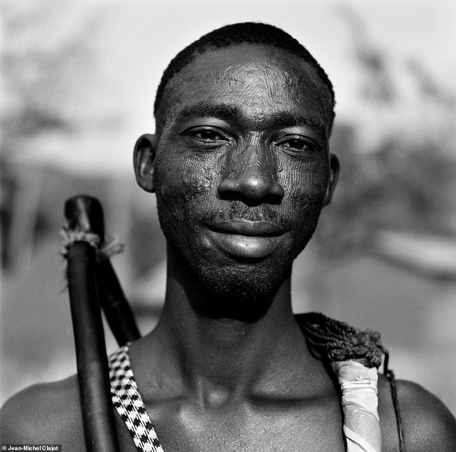 Tục lệ khắc dấu lên đầu trẻ em để đánh dấu thành viên gia tộc ở Châu Phi khiến ai chứng kiến cũng rùng mình