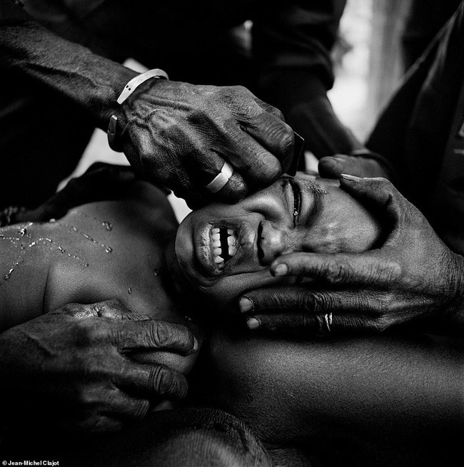 Tục lệ khắc dấu lên đầu trẻ em để đánh dấu thành viên gia tộc ở Châu Phi khiến ai chứng kiến cũng rùng mình