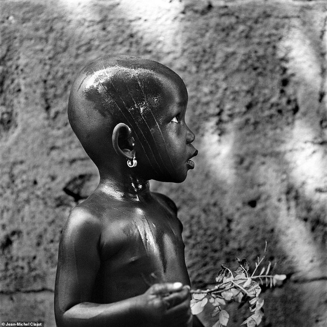 Tục lệ khắc dấu lên đầu trẻ em để đánh dấu thành viên gia tộc ở Châu Phi khiến ai chứng kiến cũng rùng mình