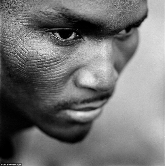 Tục lệ khắc dấu lên đầu trẻ em để đánh dấu thành viên gia tộc ở Châu Phi khiến ai chứng kiến cũng rùng mình