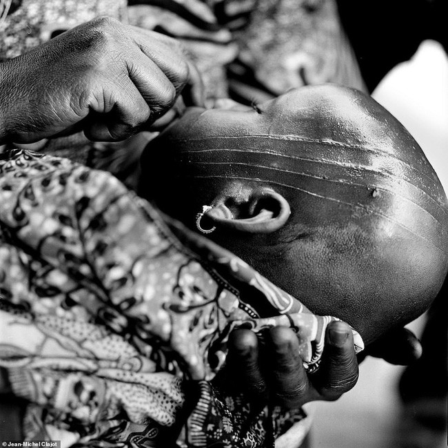 Tục lệ khắc dấu lên đầu trẻ em để đánh dấu thành viên gia tộc ở Châu Phi khiến ai chứng kiến cũng rùng mình