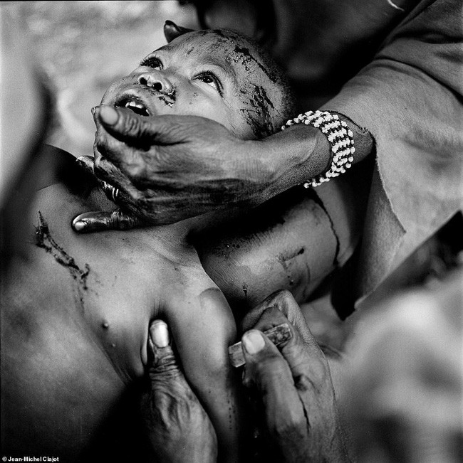 Tục lệ khắc dấu lên đầu trẻ em để đánh dấu thành viên gia tộc ở Châu Phi khiến ai chứng kiến cũng rùng mình