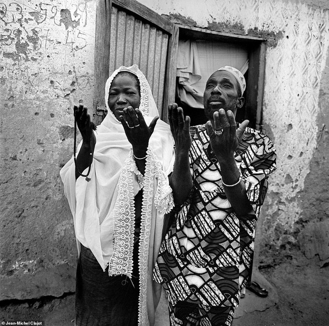 Tục lệ khắc dấu lên đầu trẻ em để đánh dấu thành viên gia tộc ở Châu Phi khiến ai chứng kiến cũng rùng mình