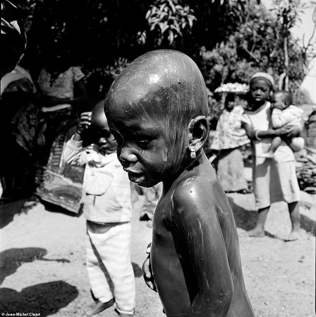 Tục lệ khắc dấu lên đầu trẻ em để đánh dấu thành viên gia tộc ở Châu Phi khiến ai chứng kiến cũng rùng mình