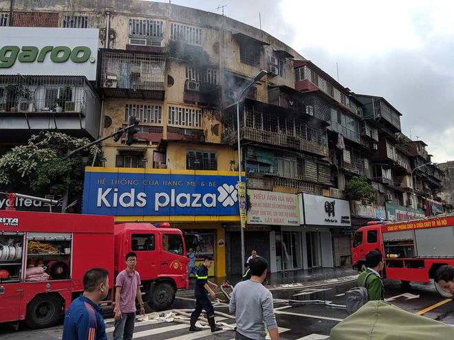 Hà Nội: Cháy chung cư cũ giữa trưa, nhiều người dân hoảng loạn