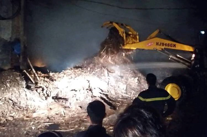 Xưởng gỗ gần cây xăng cháy dữ dội, dân tháo chạy trong đêm