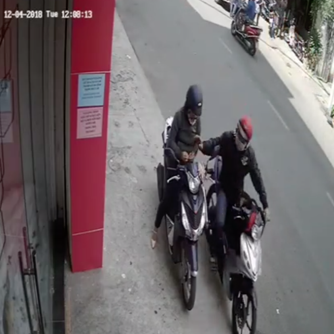 Đứng ven đường cạy móng tay, một phụ nữ bị cướp hỏi thăm vì tưởng đang bấm điện thoại