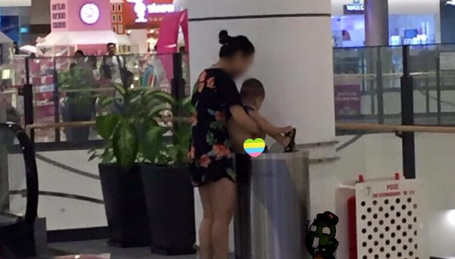 Mặc con tè bậy, phá rối nơi công cộng, các mẹ chỉ cần đọc thần chú trẻ con không biết gì là mọi người phải bỏ qua Mặc con tè bậy, phá rối nơi công cộng, các mẹ chỉ cần đọc thần chú trẻ con không biết gì là mọi người phải bỏ qua