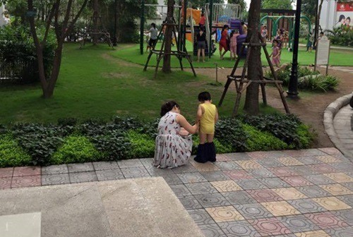 Mặc con tè bậy, phá rối nơi công cộng, các mẹ chỉ cần đọc thần chú trẻ con không biết gì là mọi người phải bỏ qua Mặc con tè bậy, phá rối nơi công cộng, các mẹ chỉ cần đọc thần chú trẻ con không biết gì là mọi người phải bỏ qua