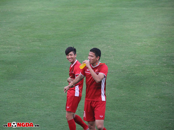 Cặp đôi Song Đức và khoảnh khắc siêu đáng yêu trên sân tập