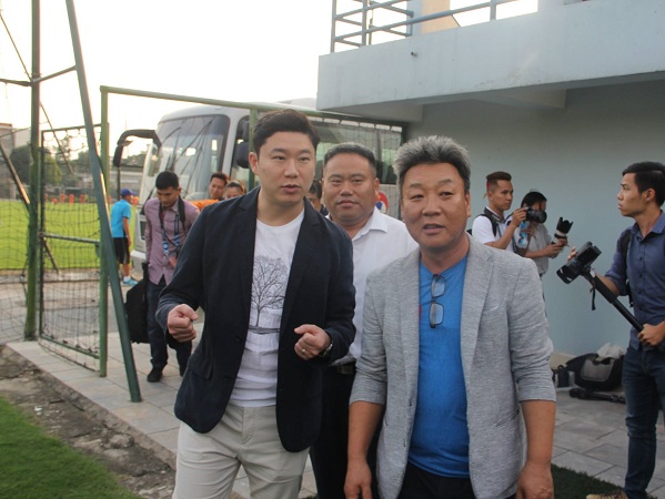 Khách mời đặc biệt ghé thăm ĐT Việt Nam trong buổi tập trước ngày tái đấu Philippines