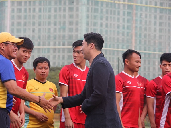 Khách mời đặc biệt ghé thăm ĐT Việt Nam trong buổi tập trước ngày tái đấu Philippines