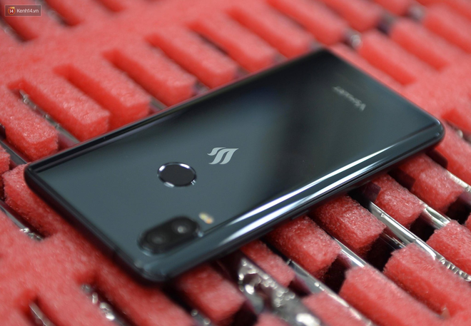 Lộ diện điện thoại Vsmart: Camera kép đặt dọc, màn hình gần tràn viền