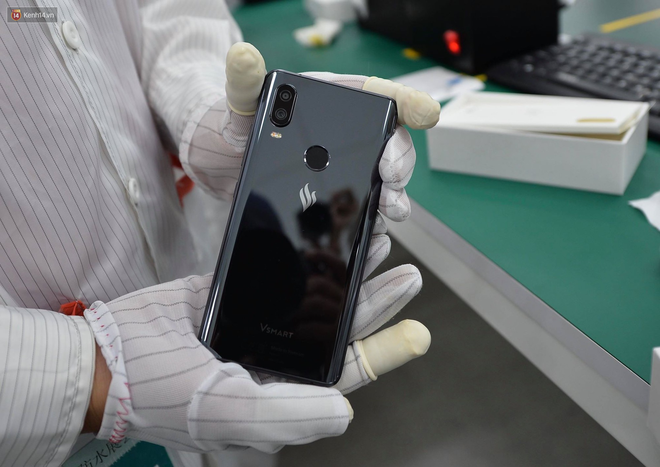 Lộ diện điện thoại Vsmart: Camera kép đặt dọc, màn hình gần tràn viền