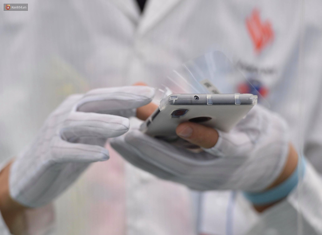 Lộ diện điện thoại Vsmart: Camera kép đặt dọc, màn hình gần tràn viền