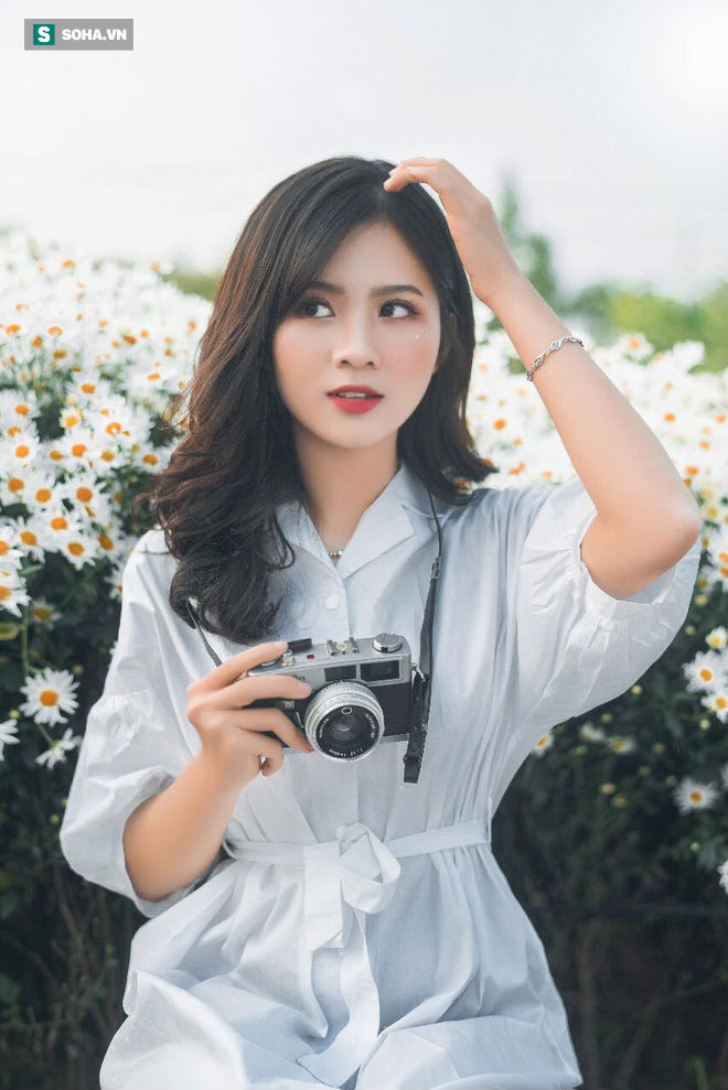 Nữ sinh 17 tuổi khiến dân mạng truy lùng sau bức hình chụp góc nghiêng