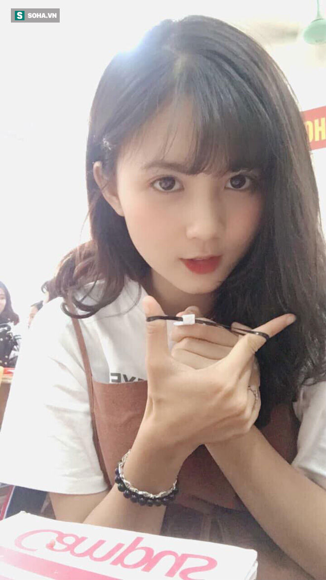 Nữ sinh 17 tuổi khiến dân mạng truy lùng sau bức hình chụp góc nghiêng