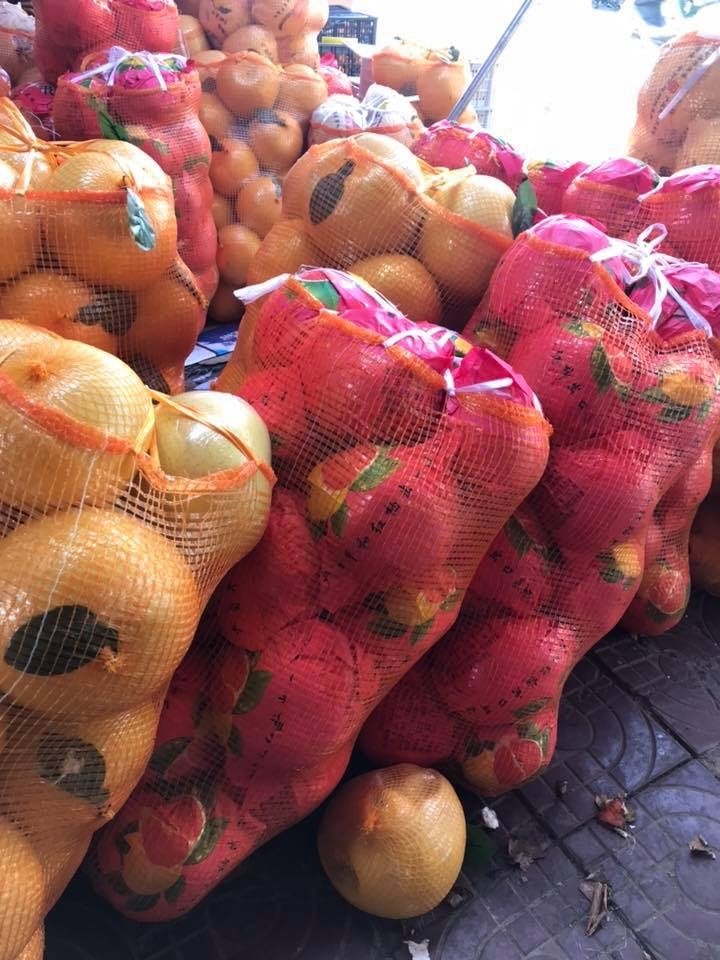 Bưởi lạ khổng lồ, vỏ vàng bóng, bọc kín nilon tràn về chợ Việt