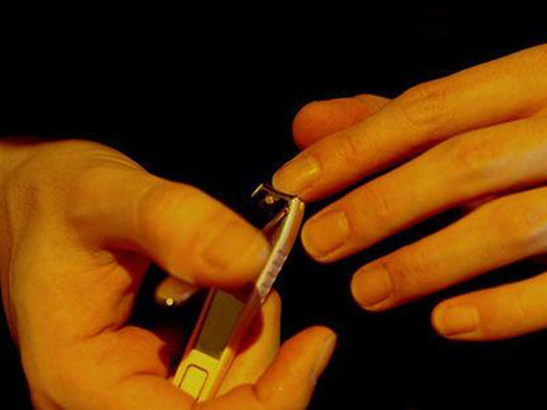 Vì sao ông bà ta CẤM con cháu cắt móng tay, móng chân vào ban đêm?