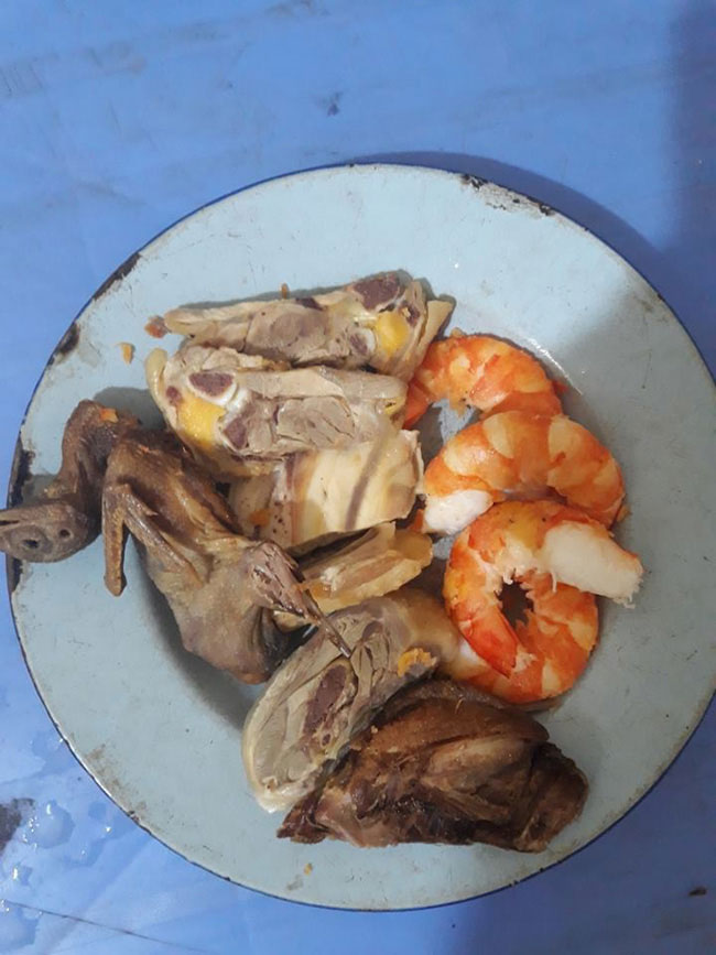 Mẹ già đi đám cỗ chỉ ăn rau, gói thịt tôm ngon lén đạp xe đem cho cháu ngoại khiến chị em khóc nấc