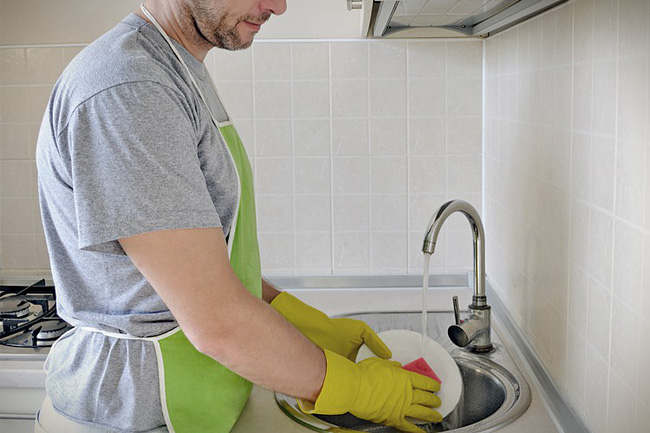 Bí mật đằng sau việc 6 năm qua dù bực, giận đến đâu chồng vẫn luôn nhận phần rửa bát cho vợ