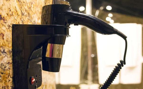 Máy sấy tóc giết người không dao, lấy mạng cả nhà vì thói quen chị em nào cũng mắc Máy sấy tóc giết người không dao, lấy mạng cả nhà vì thói quen chị em nào cũng mắc