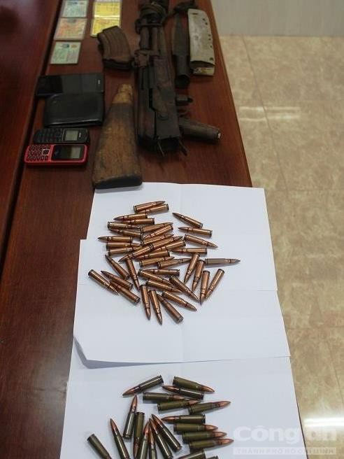 Bắt hai đối tượng mang theo 1 khẩu súng AK và 67 viên đạn
