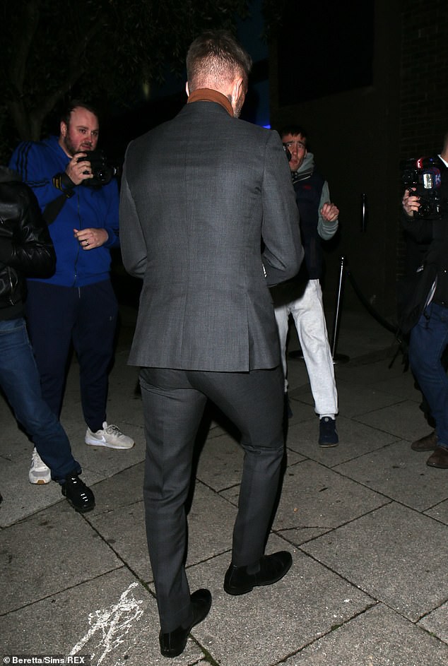 David Beckham bỗng cau mày khó chịu khi đi dự tiệc cùng Victoria và con trai cả Brooklyn