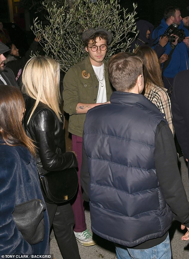 David Beckham bỗng cau mày khó chịu khi đi dự tiệc cùng Victoria và con trai cả Brooklyn