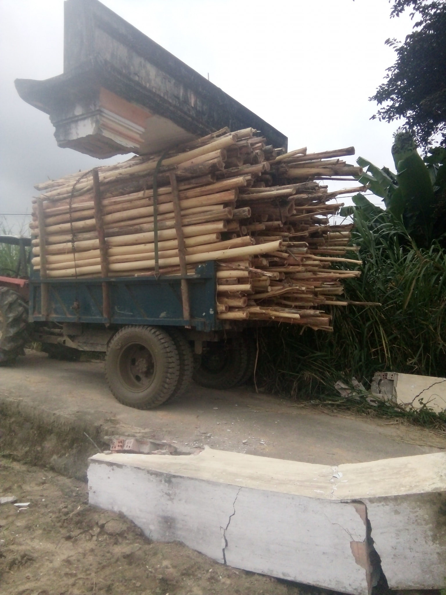 Chở hàng cồng kềnh chưa đủ, tài xế công nông còn chất luôn cả cái cổng làng lên xe
